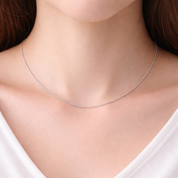 Collana in oro bianco 18 carati dal design essenziale e pulito