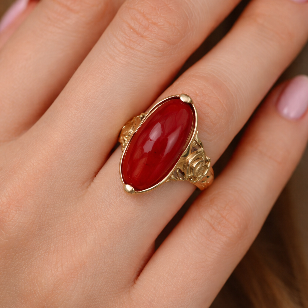 Anello da donna in oro giallo 18 carati con corallo rosso