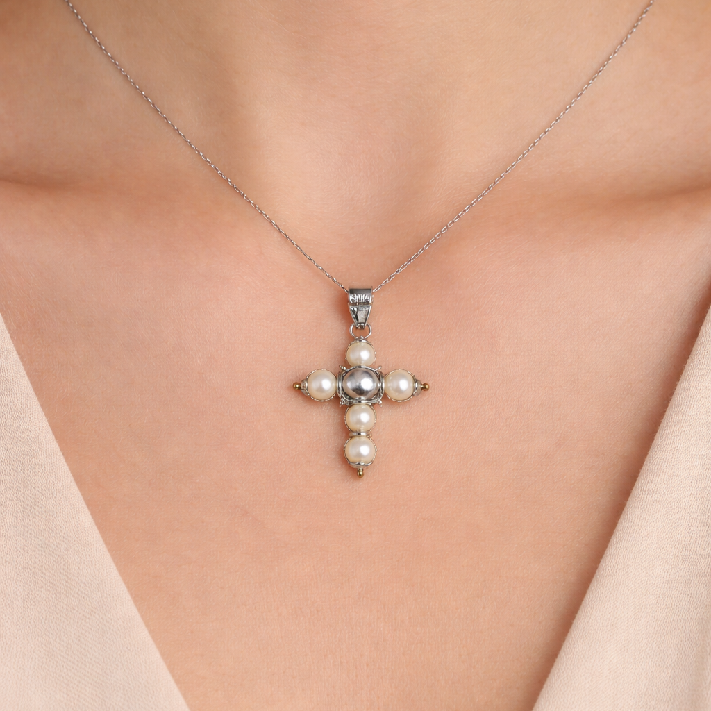Collana in oro bianco 18 carati con ciondolo a croce arricchito da cinque perle coltivate
