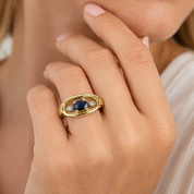 Anello da donna in oro giallo 18 carati con zaffiro centrale e due diamanti laterali