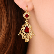 Coppia di orecchini pendenti da donna