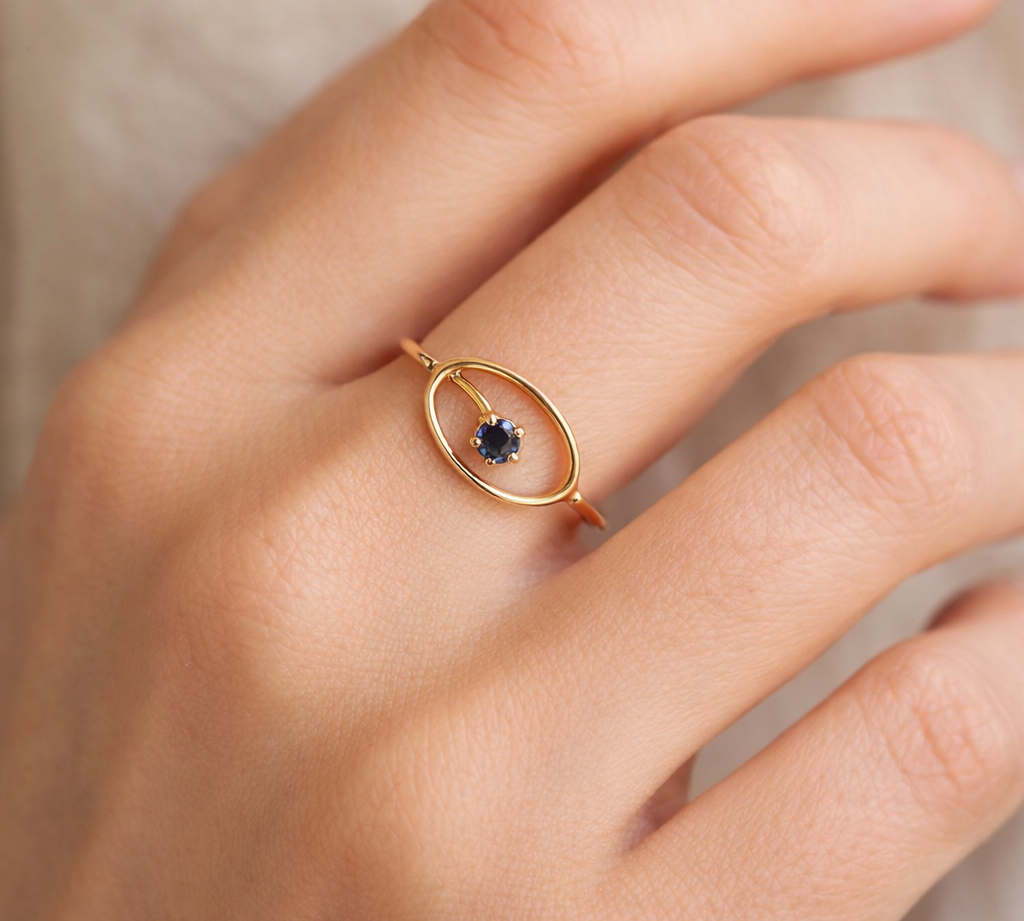 Delicategoldringwithsapphire.png