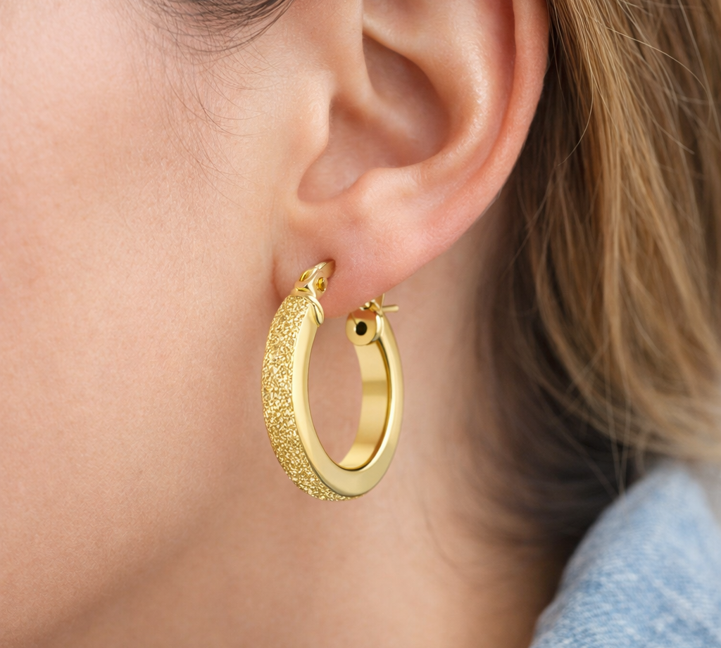 Goldenhoopearringdetail.png