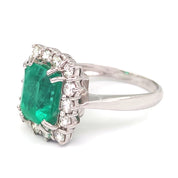 Anello in oro bianco 18 carati con n 1 Smeraldo da 3.50 Ct e n 14 Diamanti da 1.00 Ct tot