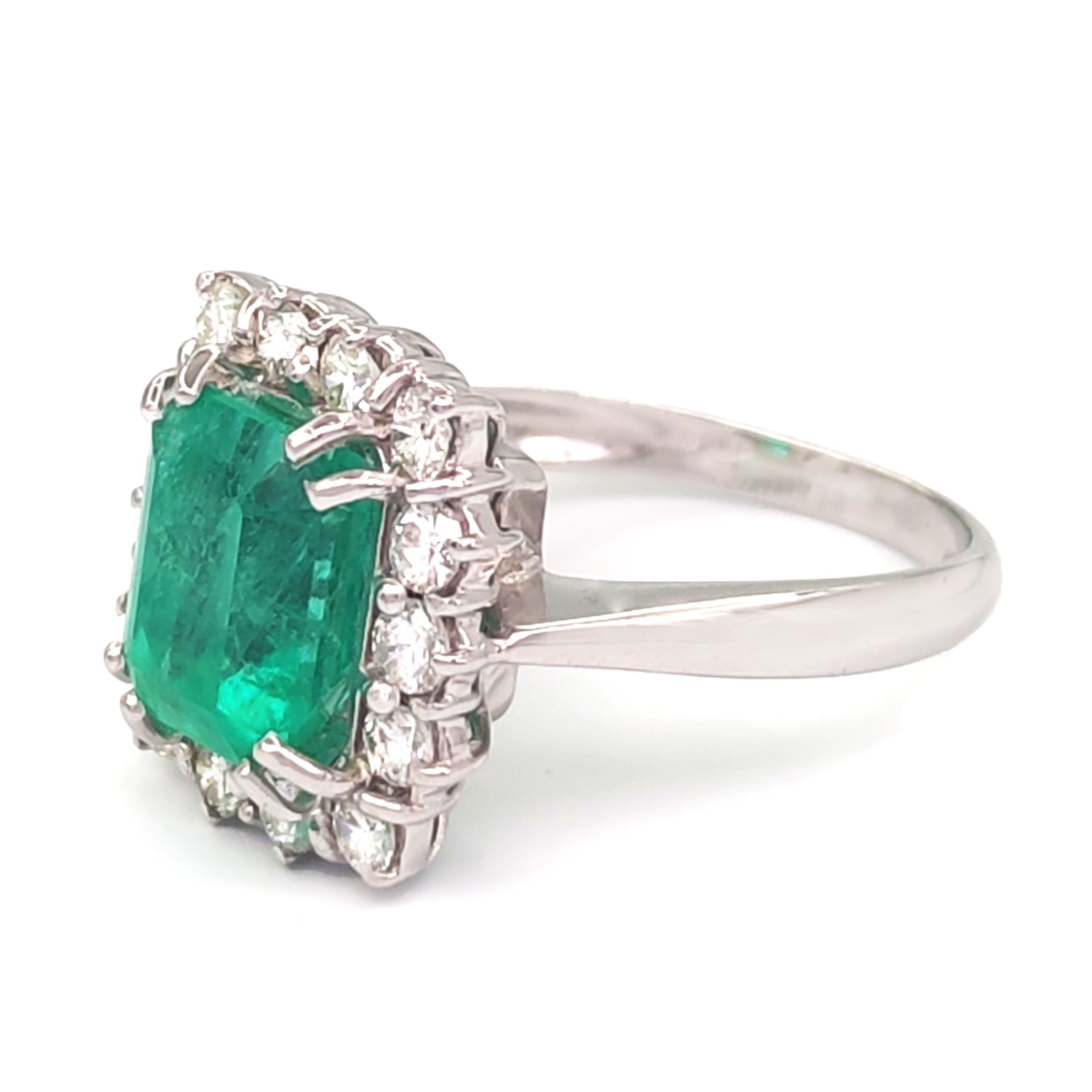 Anello in oro bianco 18 carati con n 1 Smeraldo da 3.50 Ct e n 14 Diamanti da 1.00 Ct tot