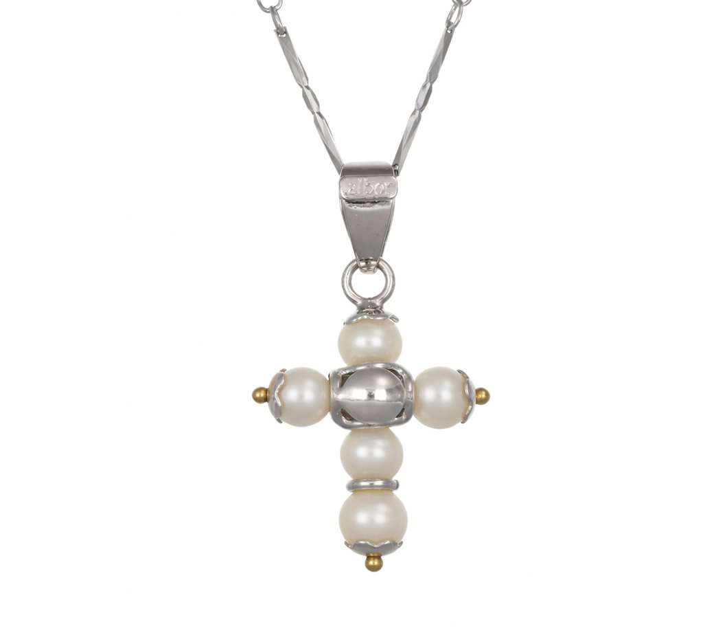 Collana in oro bianco 18 carati con ciondolo a croce arricchito da cinque perle coltivate