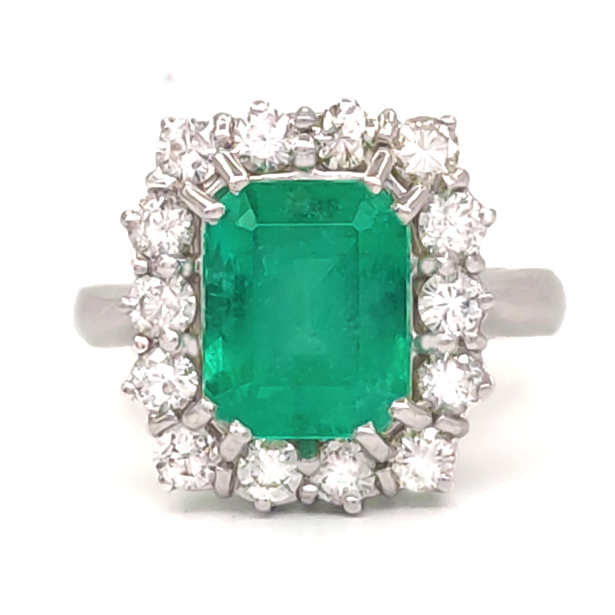 Anello in oro bianco 18 carati con n 1 Smeraldo da 3.50 Ct e n 14 Diamanti da 1.00 Ct tot