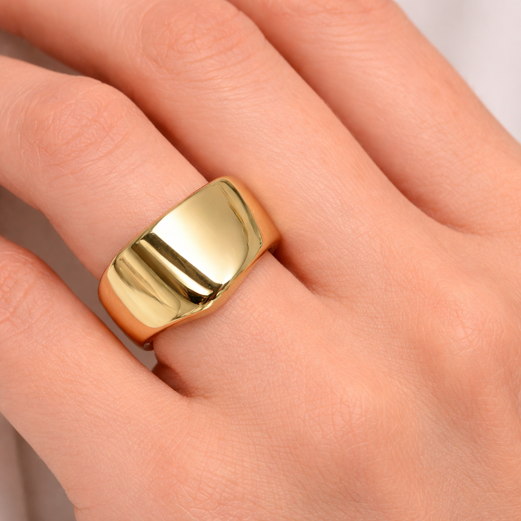 Anello da donna in oro giallo 18 carati dal design a sigillo