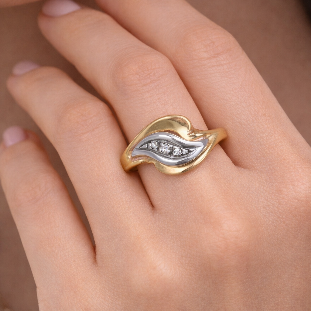Anello in Oro Giallo e Oro Bianco,  18 carati con n 3 Diamanti da 0.01 tot 0.03 ct