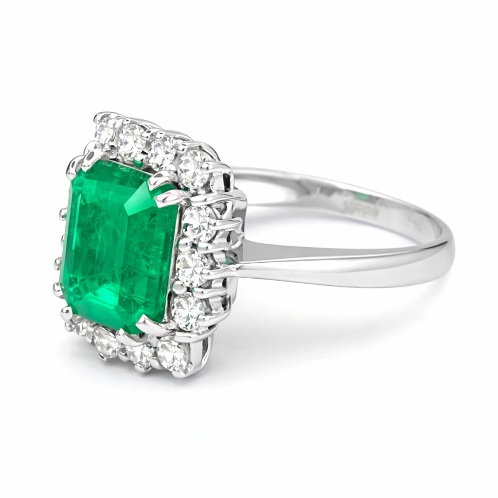Anello in oro bianco 18 carati con n 1 Smeraldo da 3.50 Ct e n 14 Diamanti da 1.00 Ct tot