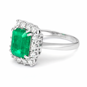 Anello in oro bianco 18 carati con n 1 Smeraldo da 3.50 Ct e n 14 Diamanti da 1.00 Ct tot