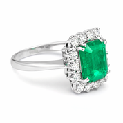 Anello in oro bianco 18 carati con n 1 Smeraldo da 3.50 Ct e n 14 Diamanti da 1.00 Ct tot