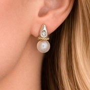 Elegante paio di orecchini da donna in oro giallo e oro bianco 18 carati con perla coltivata Akoya e diamante