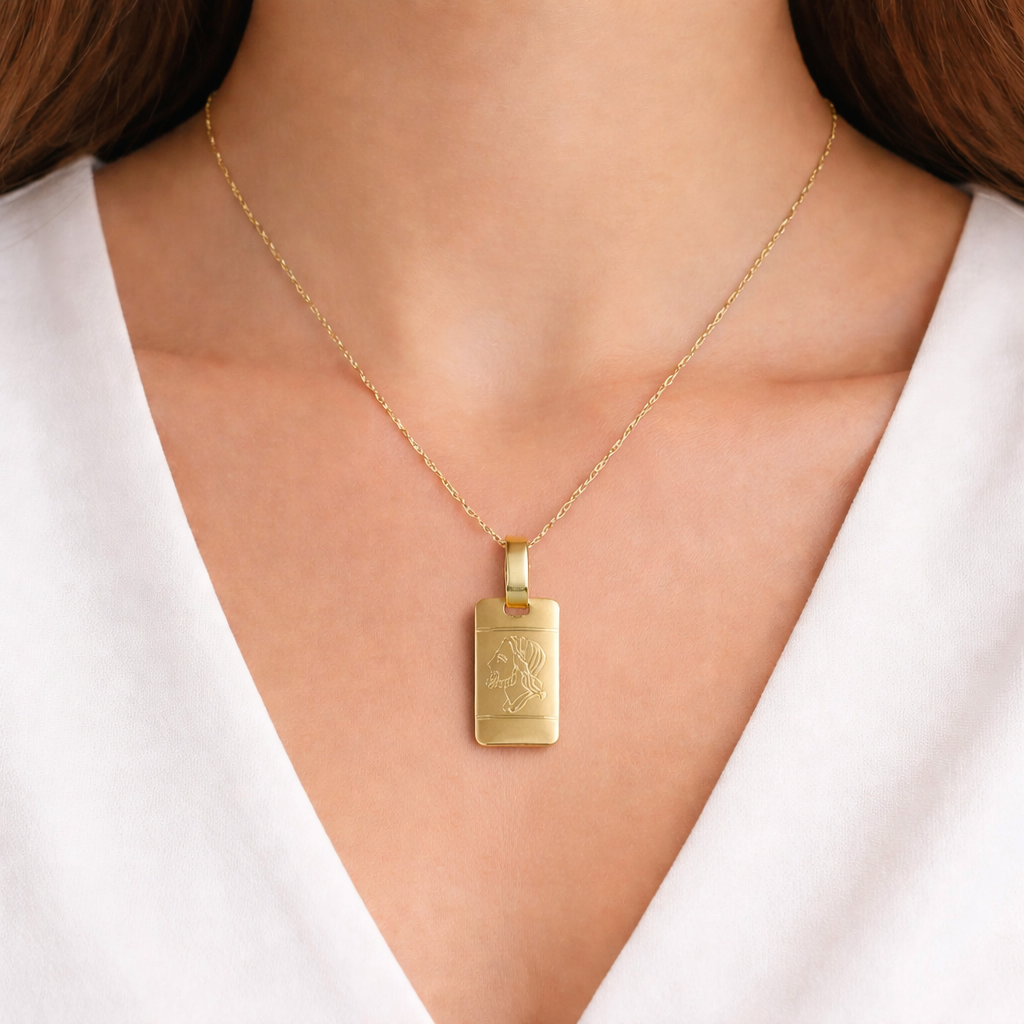 Collana unisex in oro giallo 18 carati con ciondolo rettangolare e motivo inciso figurativo
