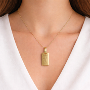 Collana unisex in oro giallo 18 carati con ciondolo rettangolare e motivo inciso figurativo