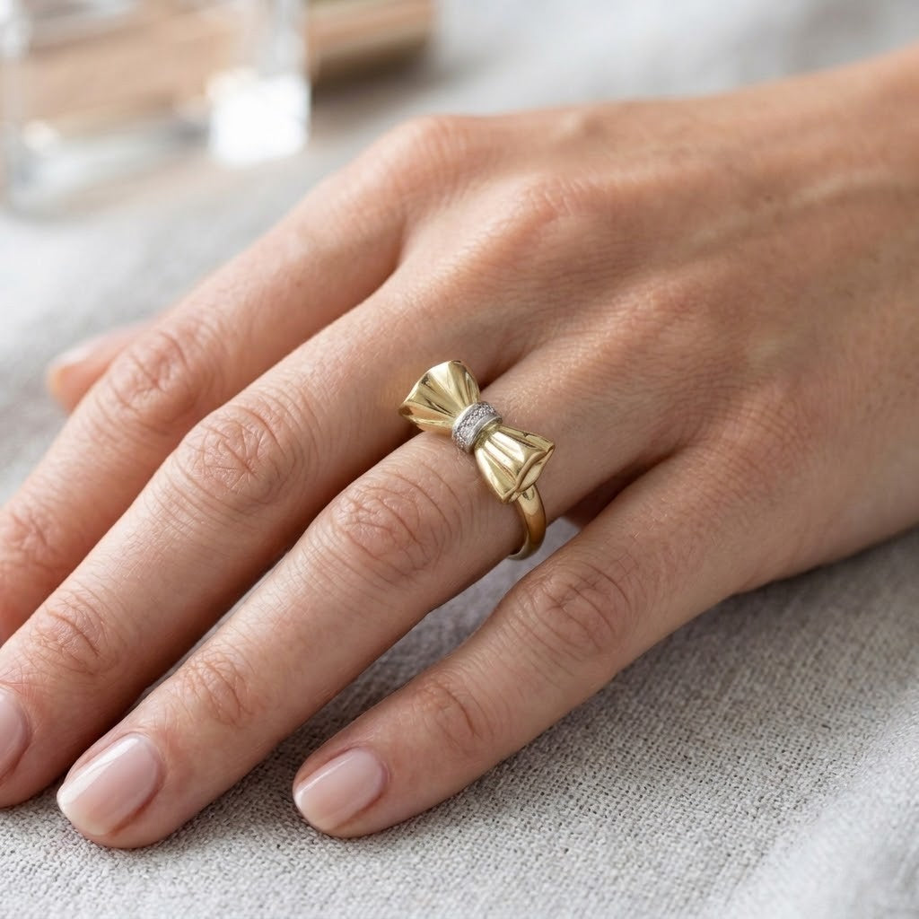 Anello da donna in oro giallo e oro bianco 18 carati con design a fiocco